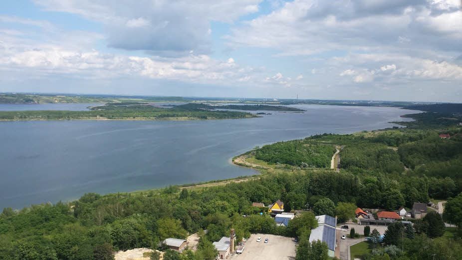 Der Geiseltalsee, hier ein Blick auf das Ufer zwischen Mücheln und Neubiendorf, kann laut dem Bergbausanierer LMBV unabhängig von dem neuen Erdrutsch bei Nachterstedt planmäßig freigegeben werden.