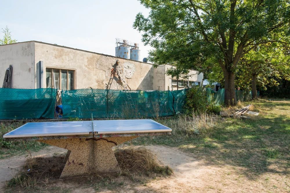 Während der kommenden zwei Jahren soll an dieser Stelle eine Mauer als Sichtschutz und mit einem Graffiti versehen entstehen.