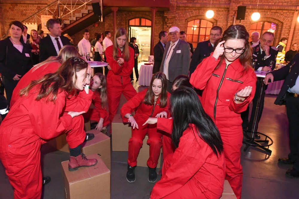 Droyßiger Christophorusschüler setzen zum Empfang besondere Akzente. Mitglieder der Theatergruppe sind als Pantomimen im Publikum unterwegs.