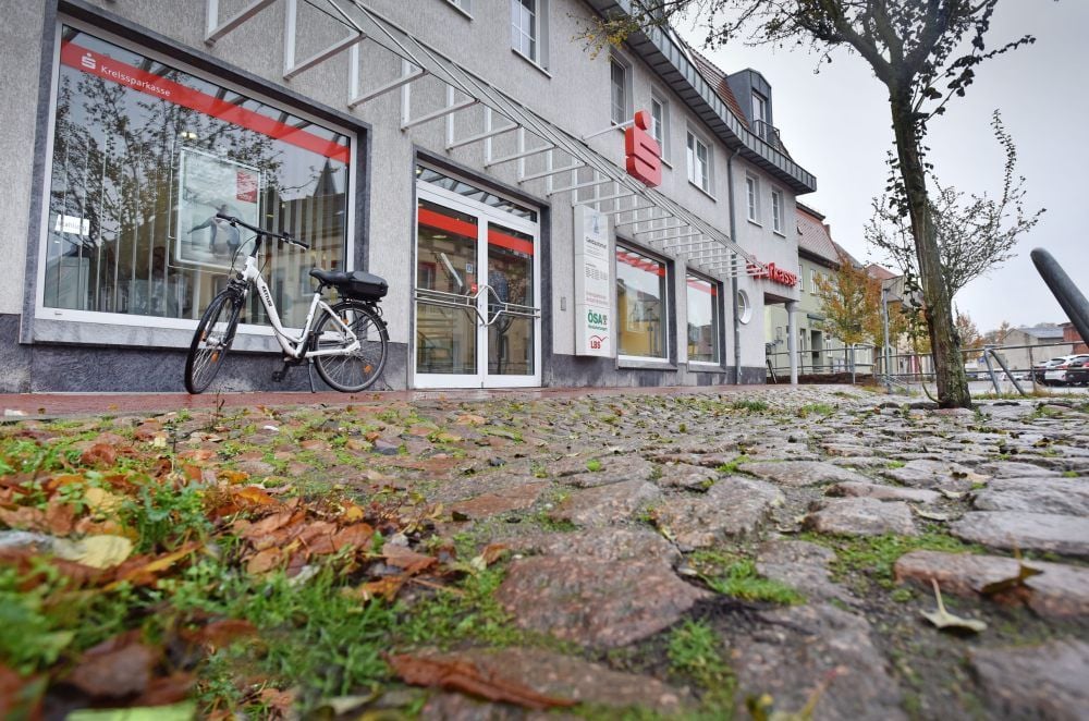 Selbstbedienung statt Mitarbeiter bei der Sparkasse in Zörbig