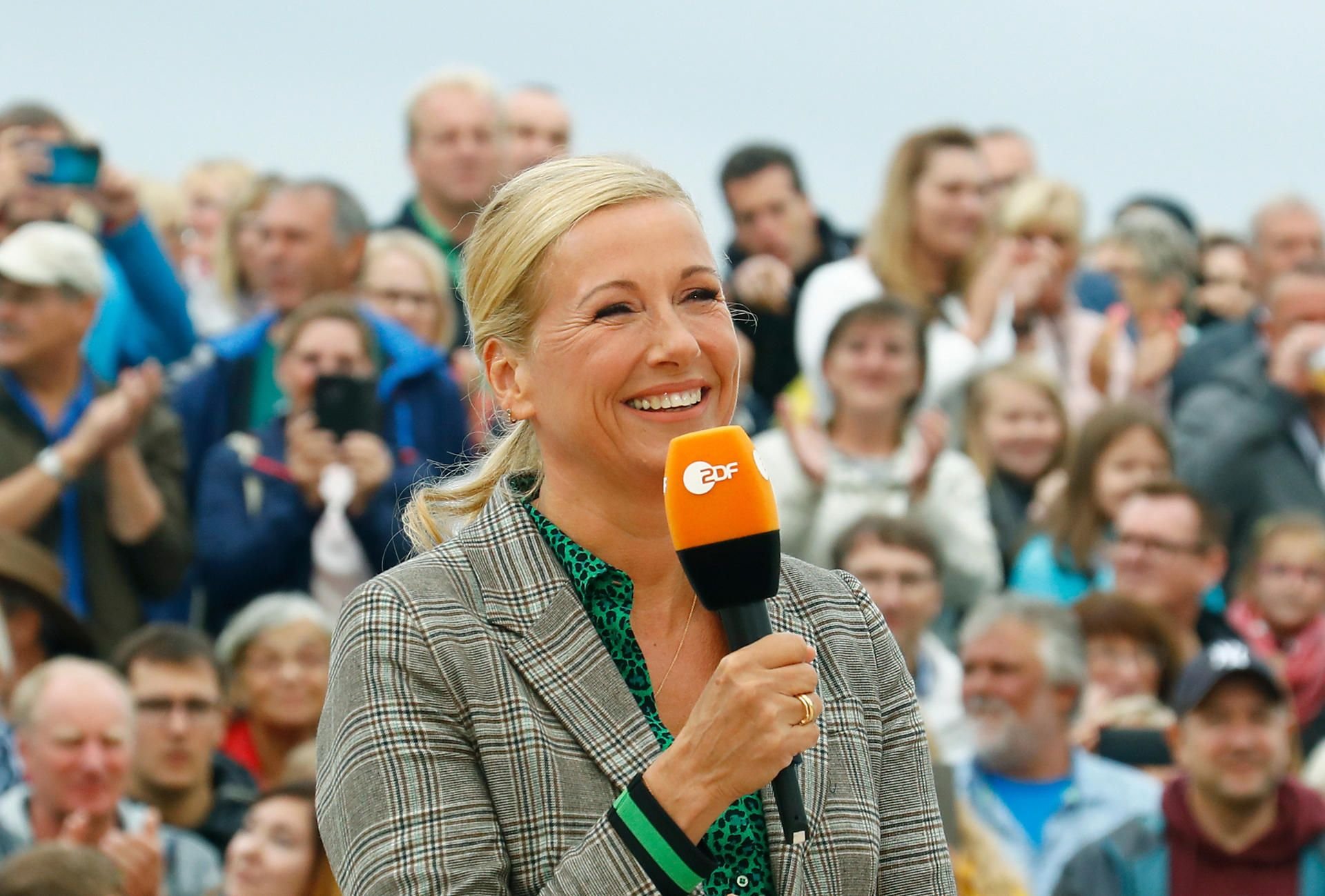Andrea Kiewel, Moderatorin des "ZDF-Fernsehgartens", aufgenommen während einer Show.