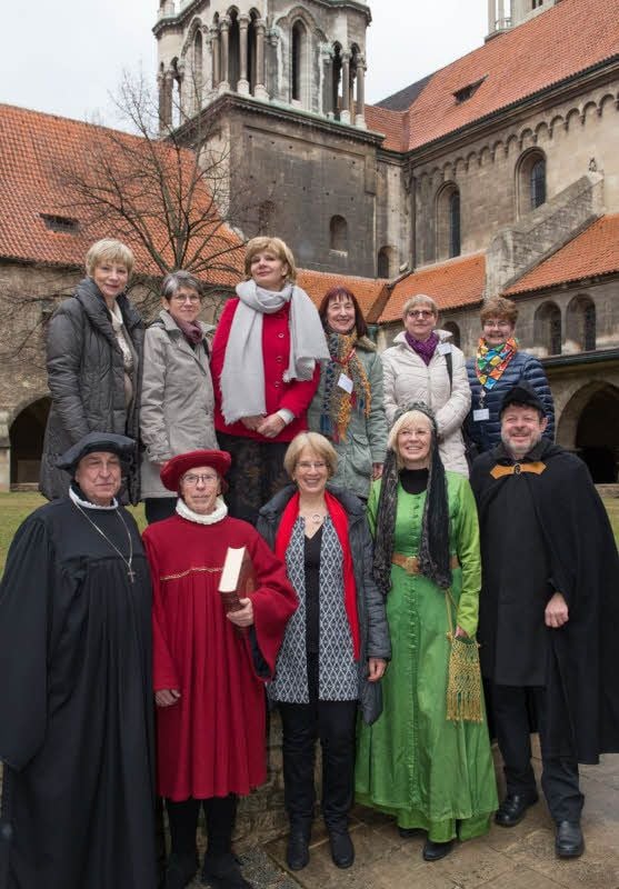 Vereinsvorsitzende Karin Baier (obere Reihe, links) und Maren Richter vom Bundesverband (untere Reihe, Mitte) mit Gästeführern.