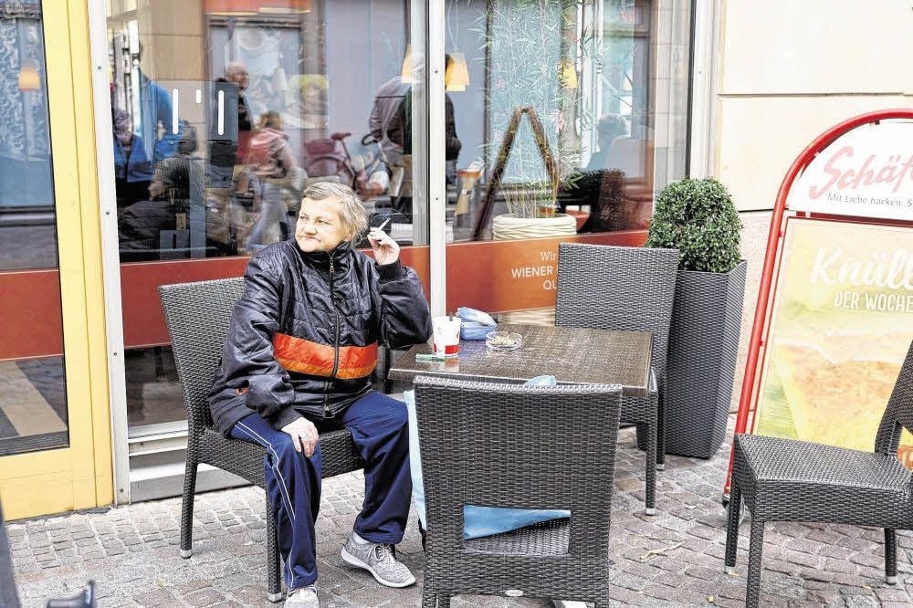 Karin Ritter vor der Bäckerei-Filiale in der Köthener Innenstadt. Tagsüber darf sie nicht mehr im Obdachlosenheim leben.