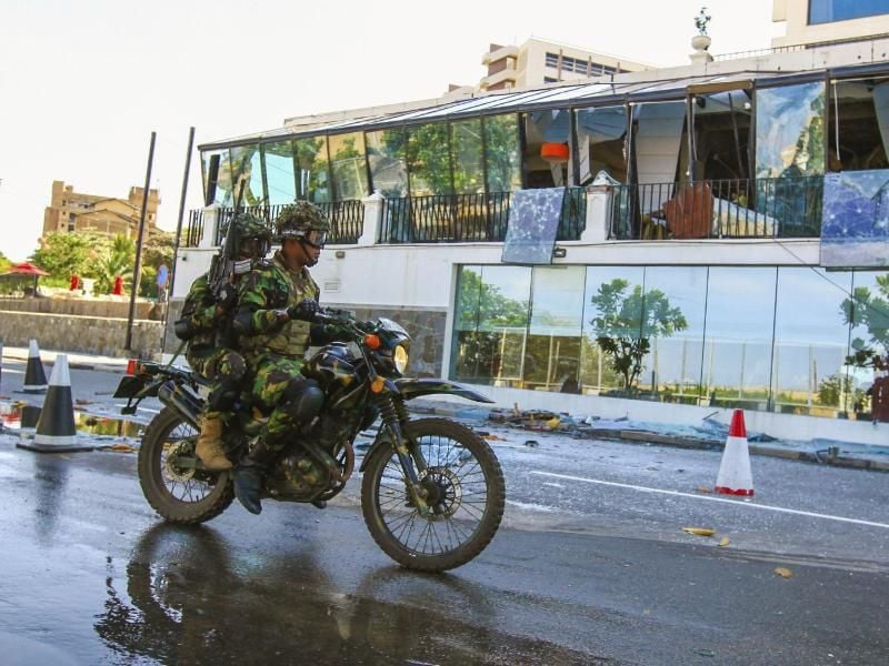 Soldaten fahren auf einem Motorrad am The Kingsbury Hotel in Colombo vorbei, das von einem Selbstmordattentäter angegriffen wurde. Foto: Chamila Karunarathne/AP