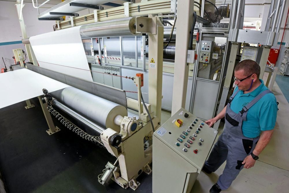 Blick in die Produktionshalle bei LHB in Aschersleben: Vlies - zum Beispiel für Schutzanzüge - wird produziert und landet auf der Rolle.