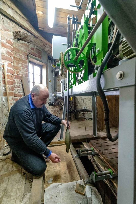 Uhrmachermeister Jörg Gebser aus Bad Schmiedeberg reguliert vor der Umstellung am Sonntag auf Mitteleuropäische Zeit die Turmuhr der Wittenberger Stadtkirche ein.