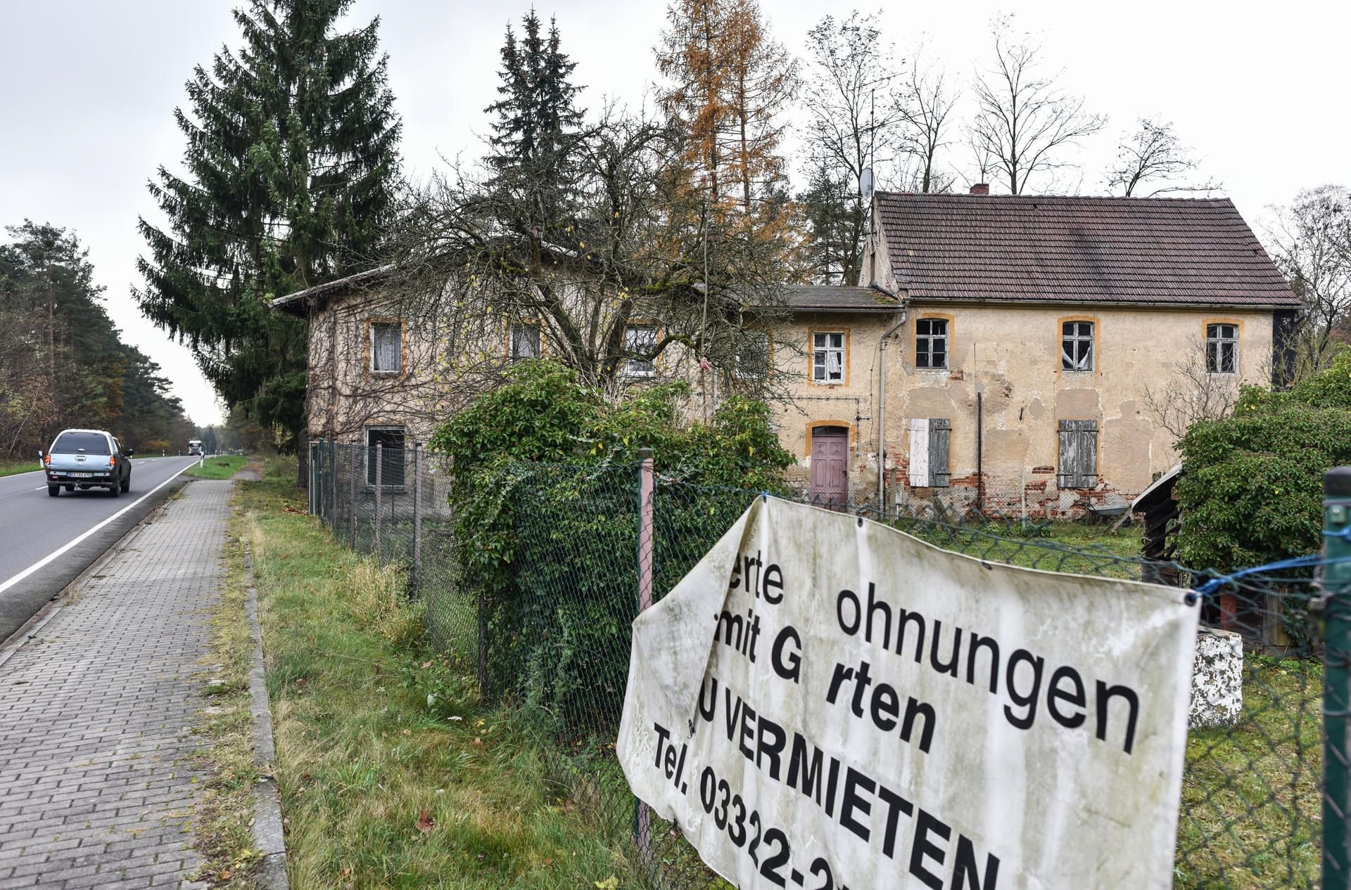 Ein unbewohntes Haus ist in dem kleinen Dorf Alwine nahe Domsdorf (Brandenburg) zu sehen.