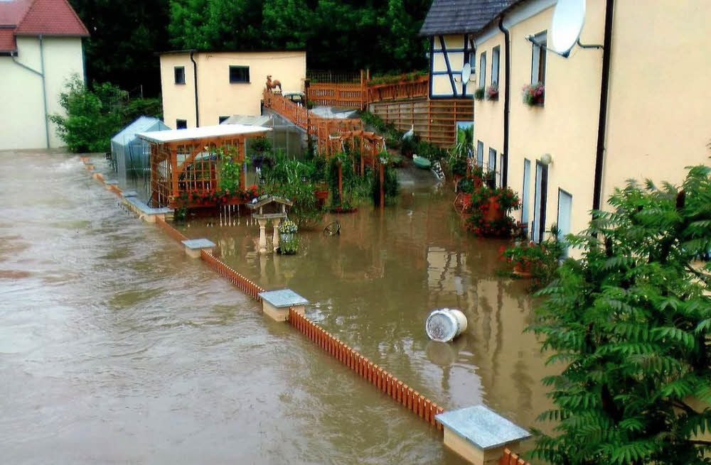 So sah es bei der Flut 2013 in Wetterzeube aus. Die Gemeinde will die Hochwassergefahr minimieren und spricht sich deshalb gegen ein neues Kieswerk im nahen Thüringen aus