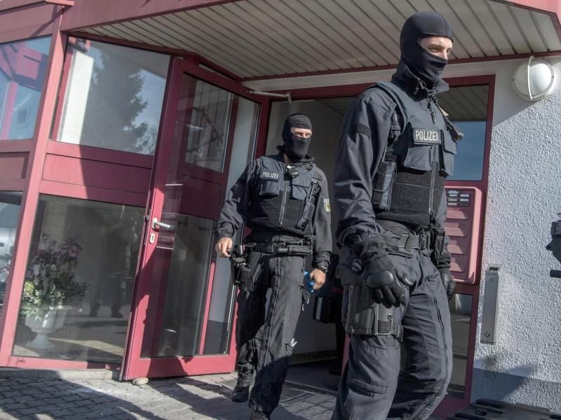 Vermummte Beamte der Bundespolizei während einer Razzia in einem Bordell. Foto: Boris Roessler/Archivbild