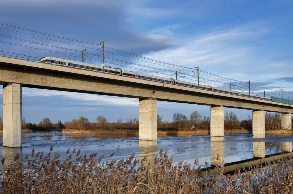 Die Saale-Elster-Talbrücke ist eines der markantesten Bauwerke der neuen ICE-Trasse, die auf über 20 Kilometern auch durch den Saalekreis verläuft.