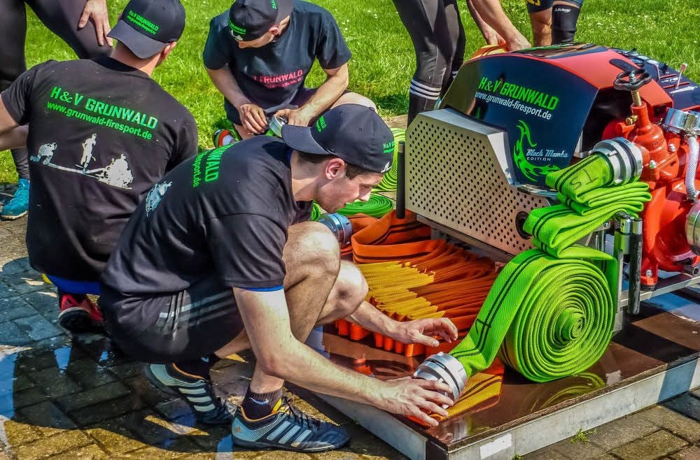 Der Aufbau der Ausrüstung auf dem Podest sieht aus wie bei jedem anderen Löschangriff. Doch hier trainiert die Nationalmannschaft.