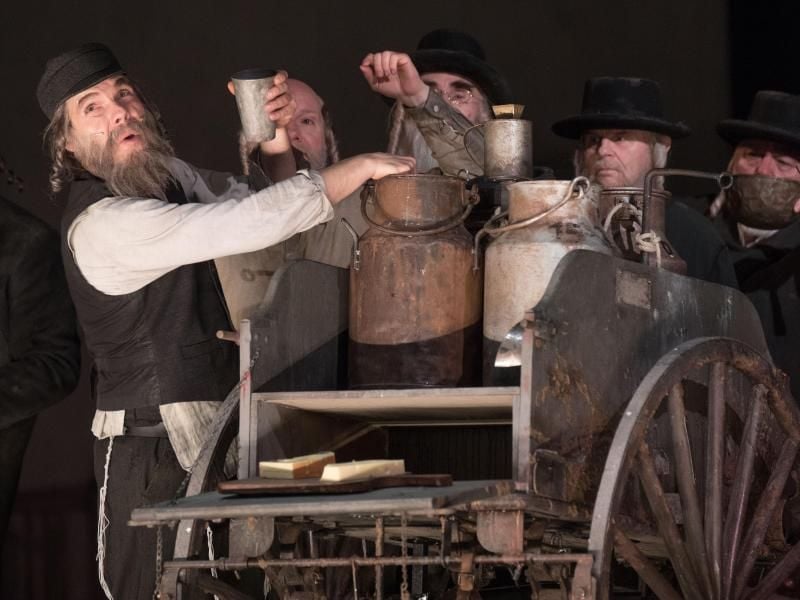 Der Schauspieler Max Hopp (l) als Milchmann Tevje im Musical „Anatevka”. Foto: Jörg Carstensen
