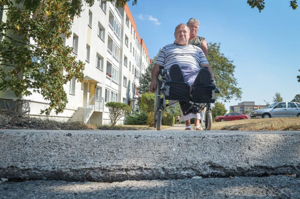 Die hohe Bordsteinkante am Witwe-Aue-Weg macht Hans-Werner und Gabriele Werner Sorgen. Mit dem Rollstuhl ist sie kaum zu schaffen.