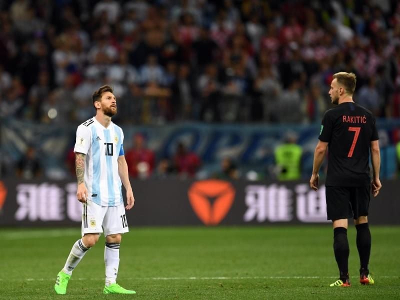 Während Kroatiens Rakitic (r) bereits für das Achtelfinale qualifiziert ist, geht es für Messis Argentinier um alles. Foto: A. Gebert