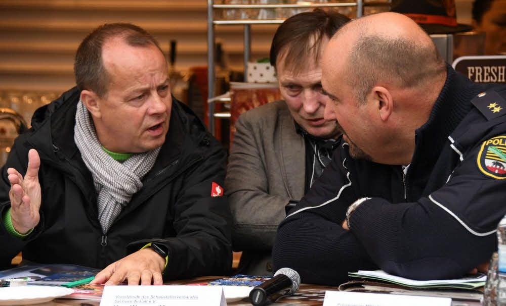 Haben viel zu diskutieren: Marktmeister Siegmund Michalski, Schausteller Werner Meyer und Polizeioberrat Tino Böttger (von links).