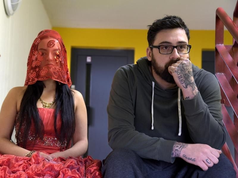 Johnny (Sido) muss eine schnelle Entscheidung treffen. Die Braut (Michelle Barthel) spricht kein Deutsch, ist scheinbar von ihrer Hochzeit geflüchtet und bitte ihn um Asyl. Foto: rbb/Christiane Pausch