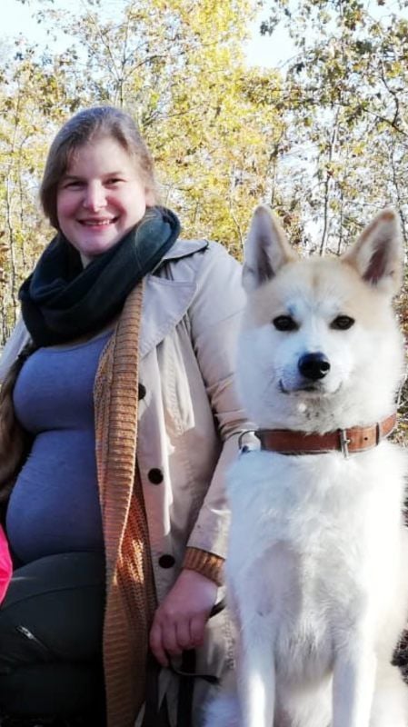 Shari Corona Misch mit ihrer Hündin Akina.
