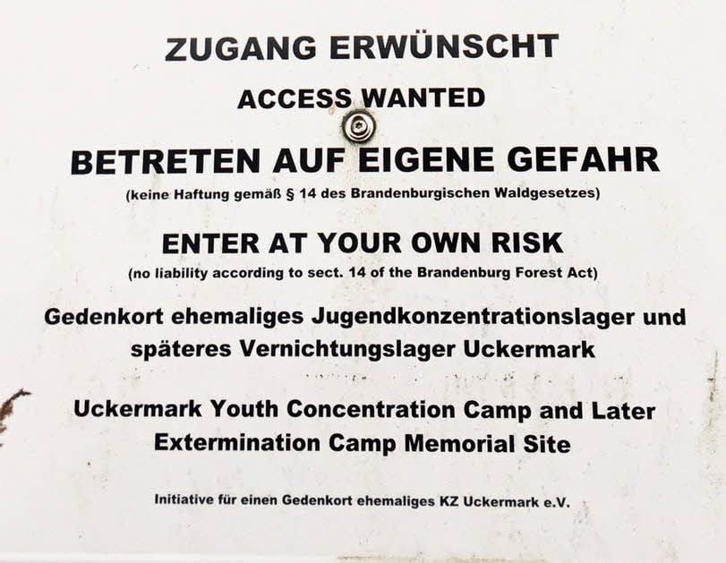 Tafel an dem Weg, der zum ehemaligen Mädchen-KZ Uckermark führt.