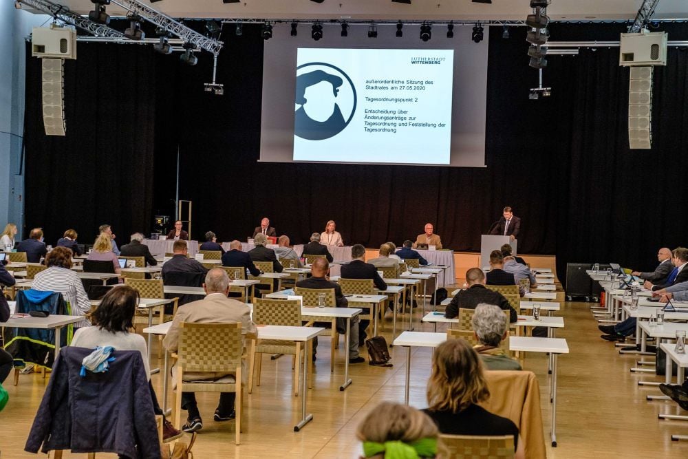 Der Sondersitzung des Stadtrates im Mai (Foto) folgte eine Sondersitzung im Juni. Die Räte tagen wegen der Corona-Eindämmungsbestimmungen im Wittenberger Stadthaus, das reichlich Platz bietet.