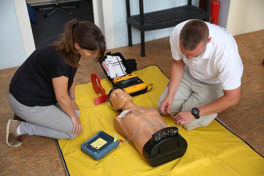 In einigen öffentlichen Einrichtungen gibt es auch Defibrillatoren.