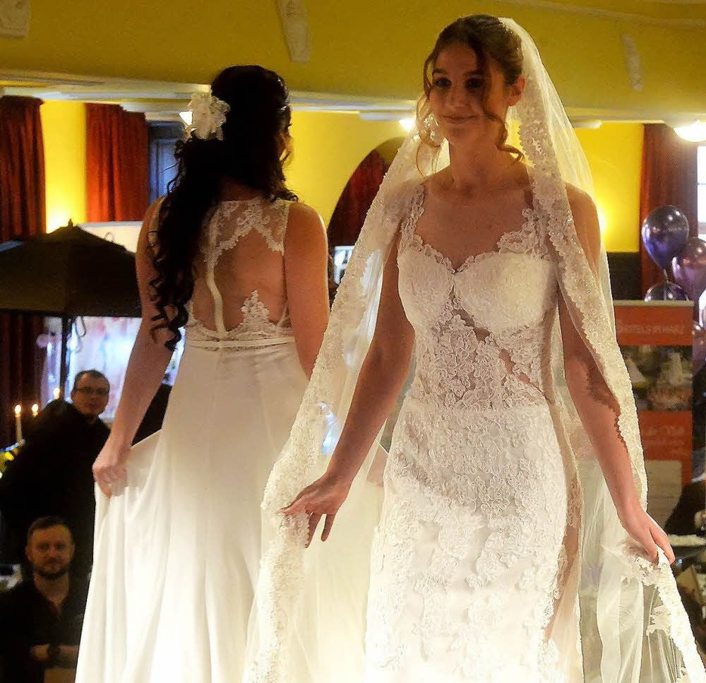 Die Modenschau von Braut-Fashion aus Förderstedt zeigt edle Kleider in Weiß und Creme.