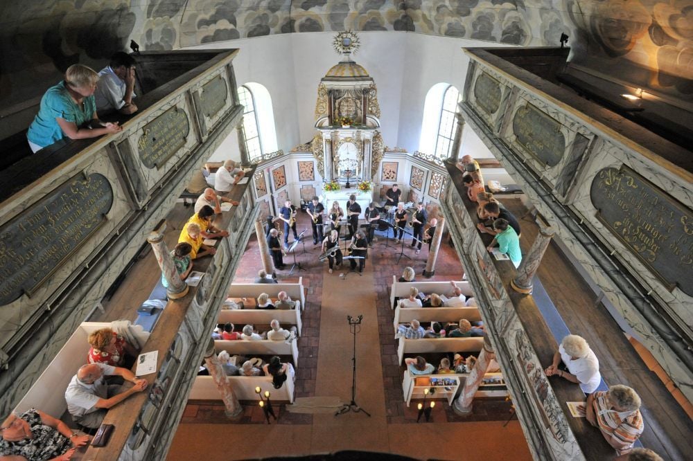 In der Barockkirche in Burgkemnitz wird am Feiertag ein großer musikalischer Bogen gespannt.