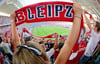 Leipzigs Fans feiern den Heimsieg gegen Borussia Dortmund.