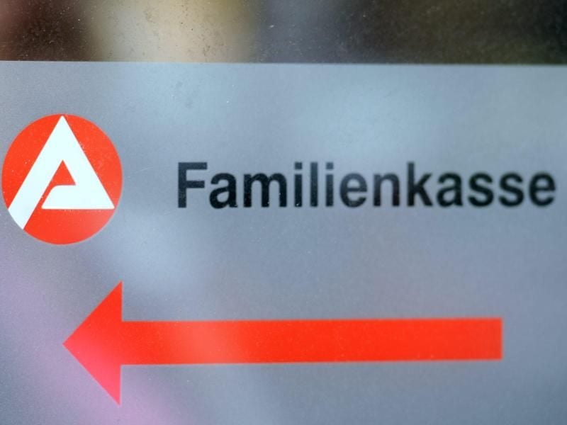 Eltern sollten die Familienkasse frühzeitig über die Pläne des Kindes nach dem Schulabschluss informieren. Sonst droht eine Unterbrechung der Zahlungen. Foto: Maurizio Gambarini/dpa
