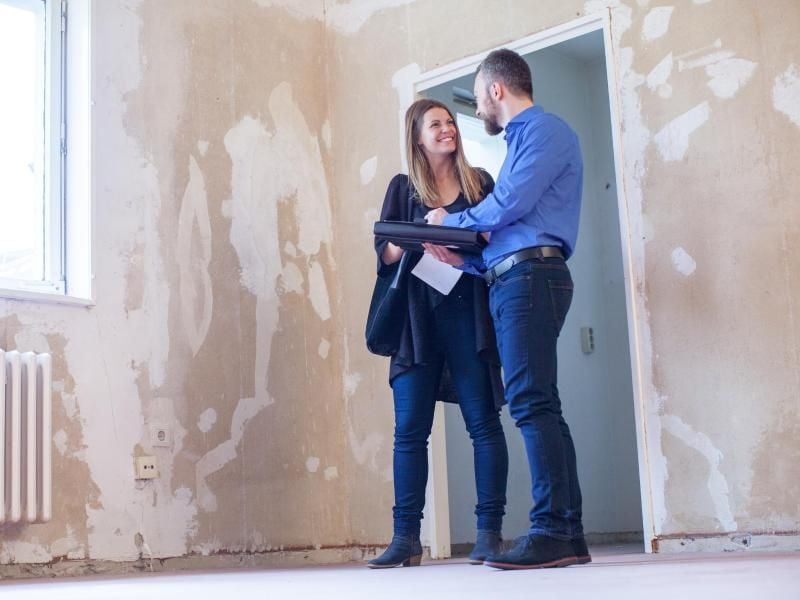 Makler müssen Interessenten die Wahrheit über das Objekt erzählen. Tun sie das nicht, riskieren sie nicht nur ihre Provision. Unter Umständen müssen sie dann auch Schadenersatz zahlen. Foto: Christin Klose