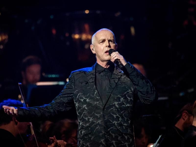 Neil Tennant von den Pet Shop Boys im April 2017 auf der Bühne in der Royal Albert Hall. Heute wird er 66. Foto: Pa Wire/Press Association/dpa