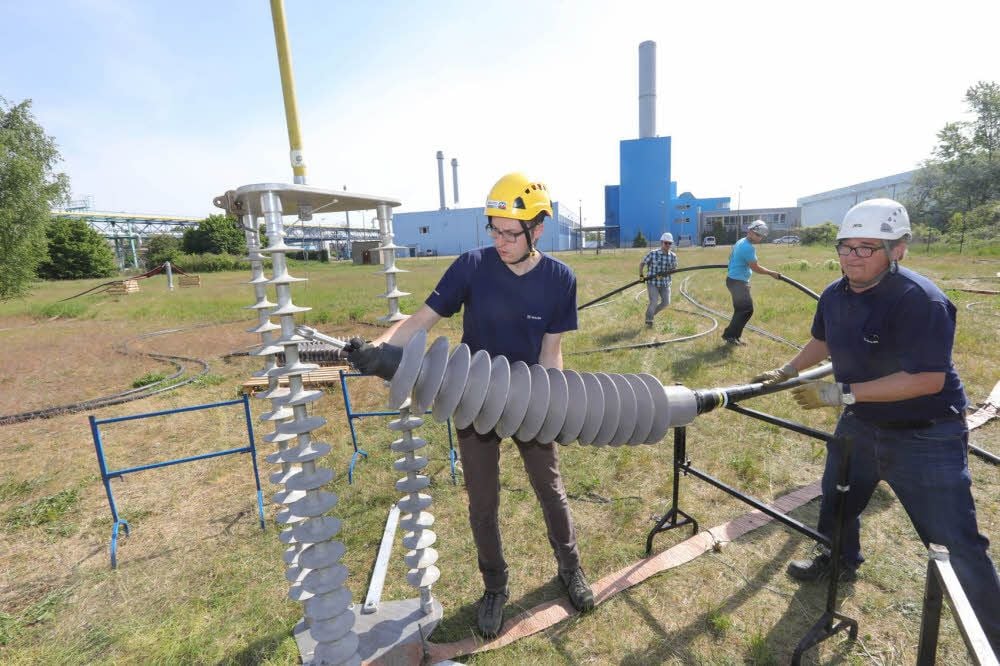 Die Prüfingenieure Bernd Blaicher und David Fetzner (l.) bauen in Bitterfeld die mobile Testanlage für die beschädigten Kabel auf.
