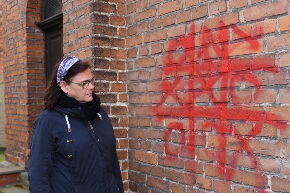 Pfarrerin Anke Zimmermann ärgert sich über diese und weitere Schmierereien an der Kirche Radegast. Sie hat bei der Polizei Anzeige erstattet.
