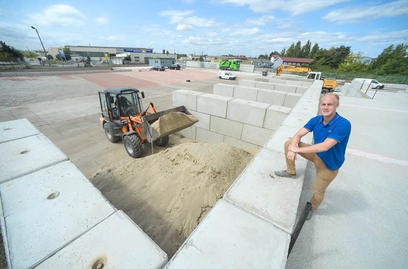 Johannes Kremer zeigt das Gelände des neuen Wertstoffhofs.