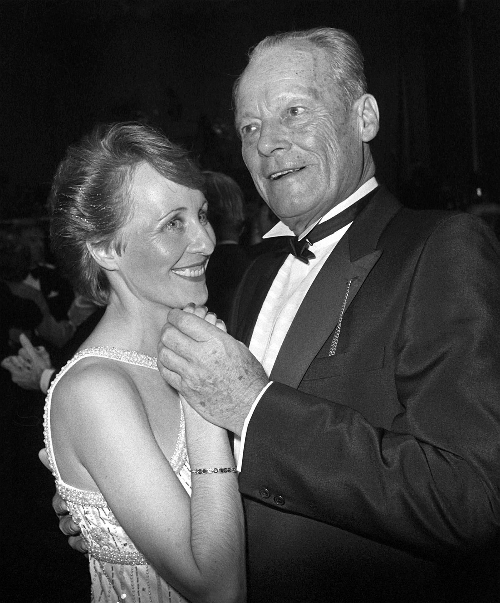 Der SPD-Vorsitzende und Alt-Bundeskanzler Willy Brandt und seine Frau Brigitte Seebacher-Brandt 1984 auf dem Bundespresseball in Bonn