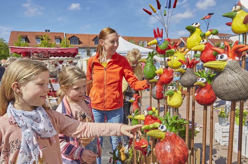 Auch die Zwillinge Helene (li.), Romy und ihre Mutter Annett statteten dem Bernburger Töpfermarkt einen Besuch ab.