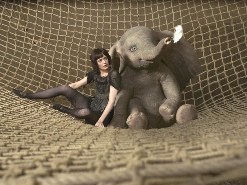 Die Akrobatin Colette Marchant (Eva Green) und der kleine Elefant Dumbo im Netz. Foto: Disney Enterprises