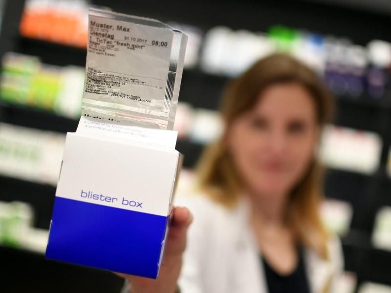 Apotheker verkaufen Medikamente für die HIV-Vorbeugung (PrEP) in einem Blister. Foto: Britta Pedersen/dpa-Zentralbild