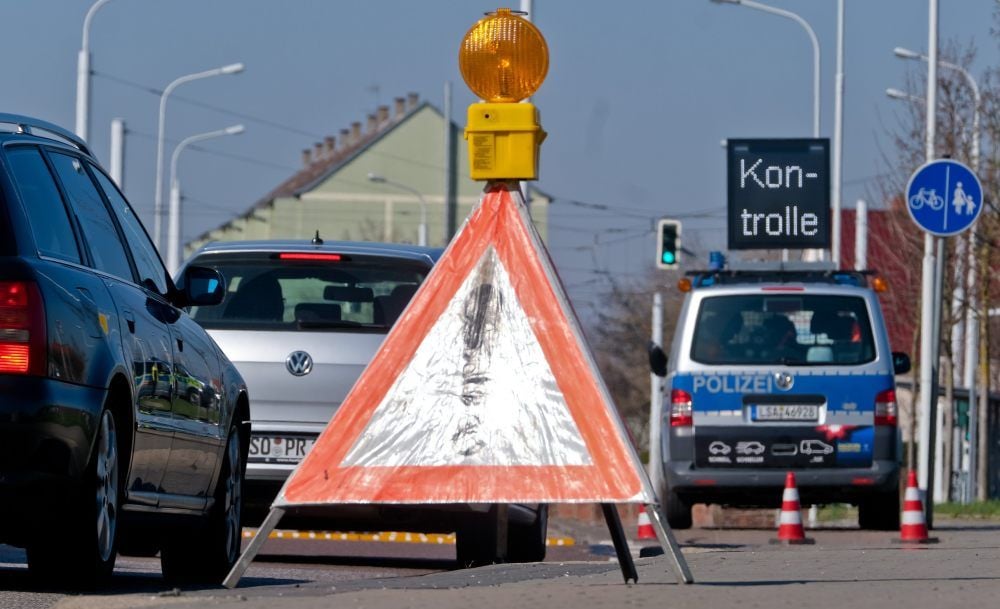 An der Endhaltestelle Büschdorf hat die Polizei eine Kontrollstelle eingerichtet. Auf der Fahrbahn sind die orangenen Schwellen erkennbar.