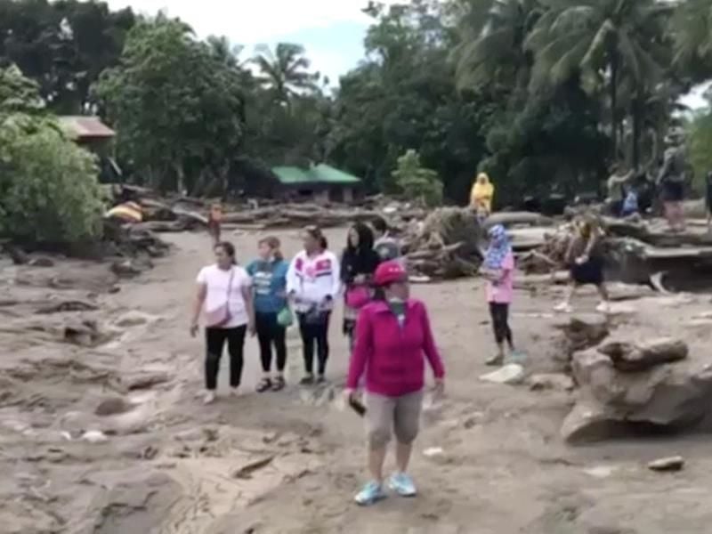 Ein Videostandbild zeigt Menschen, die am in einem von Tropensturm „Tembin” überschwemmten und zerstörten Gebiet in Lanao Del Norte (Philippinen) stehen. Foto: Uncredited/AP/dpa