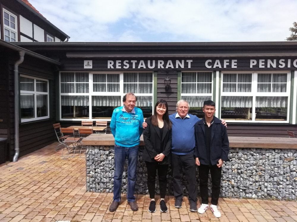 „Gartenhaus“-Betreiber Lutz Jerusel (2.v.r.) mit seinen vietnamesischen Azubis Thiphuong Thanh Tran (2.v.l.) und Trung Hieu Bui (r.) und Ausbilder Jens Scharf (l.) vor dem Restaurant „Gartenhaus“ in Meisdorf. Die Lehrlinge erhalten dort ab Juli 2020 ihre Ausbildung zur Restaurantfachfrau und zum Koch.