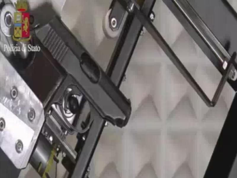 Ein Foto aus einem Video der italienischen Polizei zeigt die Waffe, die bei Anis Amri nach dessen Tötung in Mailand sichergestellt wurde. Foto: Italienische Staatspolizei