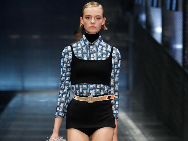 Sommertrend Layering: Prada schickte seine Models in Rollkragen, Bluse und Top über den Catwalk (Rollkragenpullover 540 Euro, Hemd 850 Euro, Top 390 Euro, Shorts 490 Euro, Gürtel 200 Euro). Foto: Prada/dpa-tmn