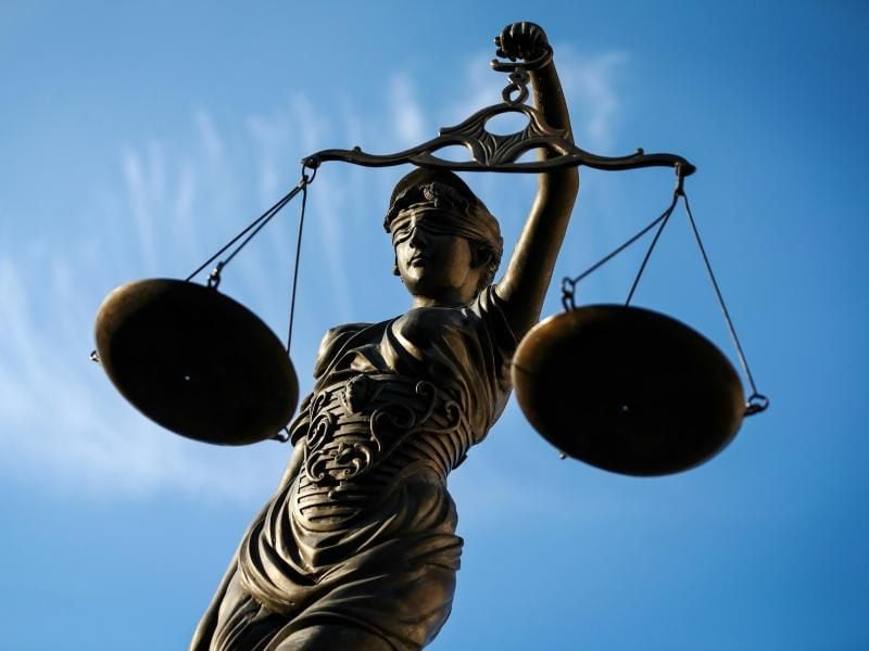 Eine Statue der Justitia hält eine Waage in ihrer Hand. Foto: David Ebener/Archivbild