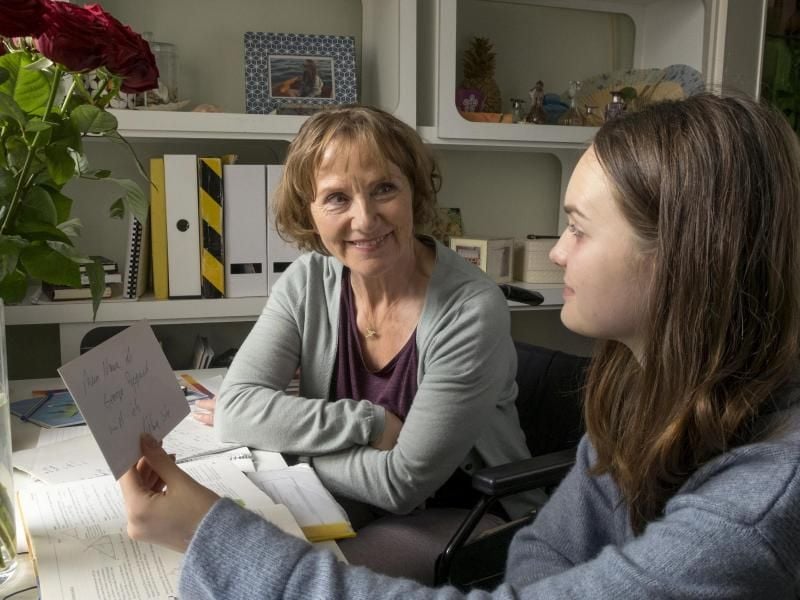 Gisela (Ruth Reinecke, l) zeigt ihrer Enkelin Bille (Gioia Marischka) stolz bezaubernde Liebesbriefe. Foto: Erika Hauri/ARD Degeto