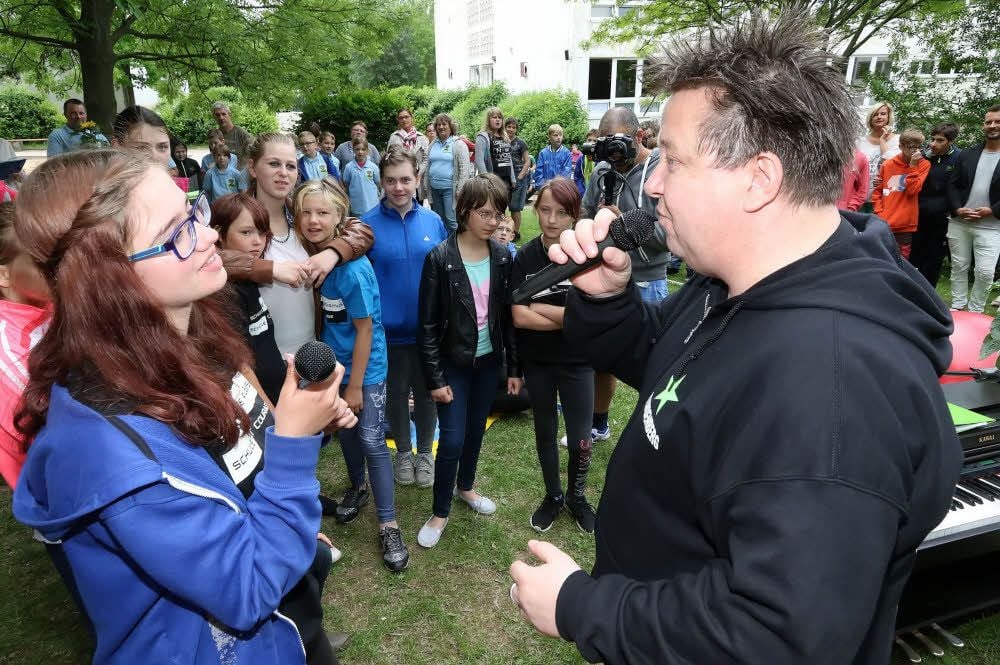 Lea aus der 8a im kurzen Interview mit Sebastian Krumbiegel. Die Schüler konnten fragen, was sie wollten. Der Sänger antwortete ganz locker.