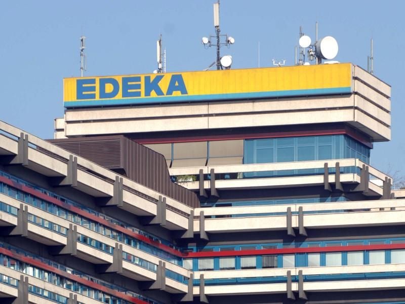 Das Edeka-Logo auf der Edeka-Zentrale in Hamburg.