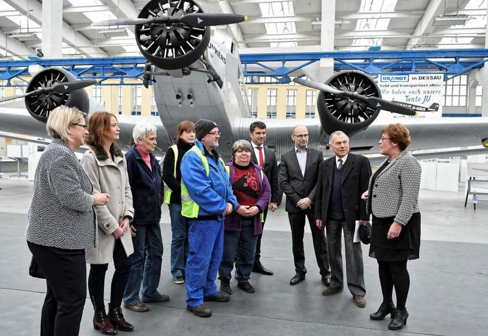 Sozialministerin Petra Grimm-Benne (r.) bei ihrem Besuch im Technikmuseum Hugo Junkers. Sie will wissen, wie kommt das Landesprogramm „Jobperspektive 58 plus“ bei den Menschen an.