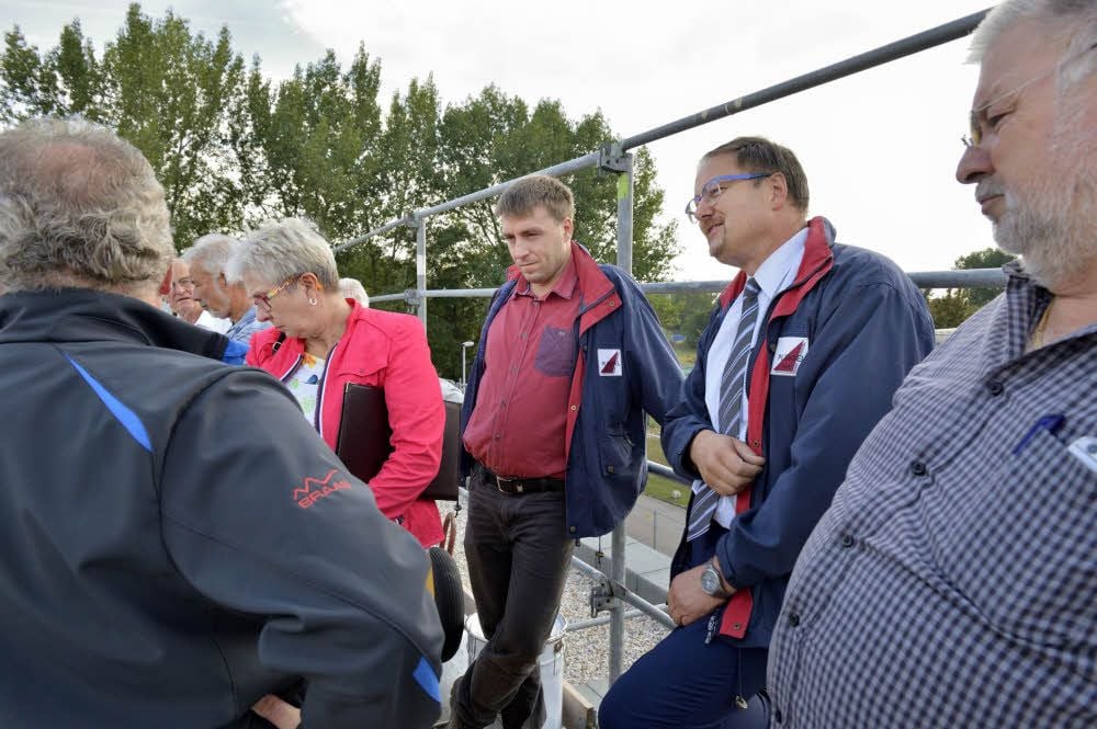 Bürgermeisterin Dietlind Hagenau, die Planer Jörg Wahren und Eberhard Hoppe (v.l.) sowie Ausschussmitglieder schauen sich auf der Baustelle um.