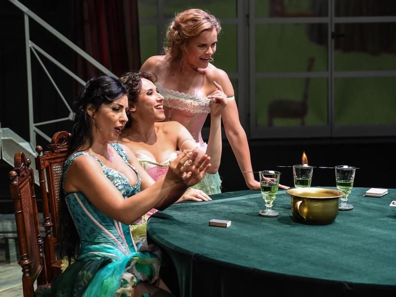Die Rheintöchter an Cancan-Tänzerinnen: Ramona Zaharia (l-r) als Floßhilde, Maria Kataeva als Wellgunde und Anke Krabbe als Woglinde. Foto: Hans Joerg Michel