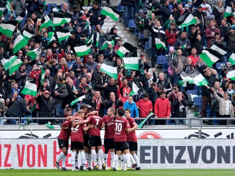 Trotz des 3:0-Sieges gegen den SC Freiburg abgestiegen: Hannover 96. Foto: Peter Steffen